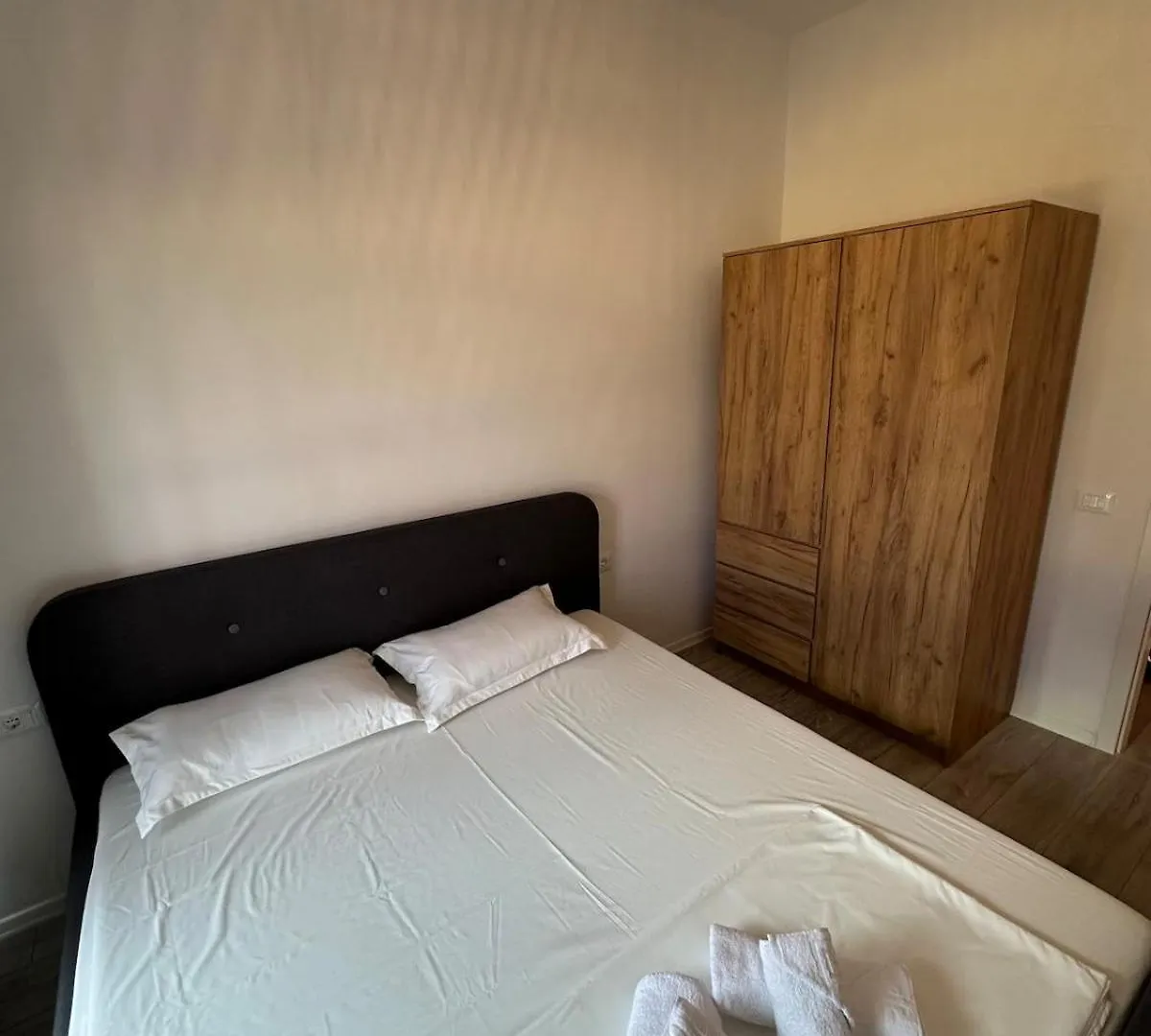 Sunflower Apartment Tirana 0*,